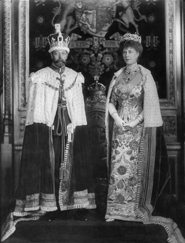 KING GEORGE & QUEEN MARY –  THE ROYALS WHO RESCUED THE MONARCHY