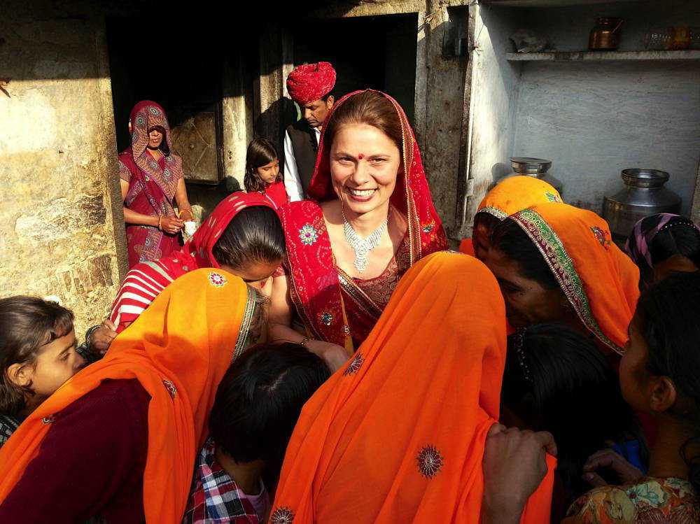 Zur ARTE-Sendung Die kulinarischen Abenteuer der Sarah Wiener in Asien: Indien und Chili 1: Sarah Wiener in Indien mit der Familie des Chilibauern © zero one film Foto: ARTE Honorarfreie Verwendung nur im Zusammenhang mit genannter Sendung und bei folgender Nennung "Bild: Sendeanstalt/Copyright". Andere Verwendungen nur nach vorheriger Absprache: ARTE-Bildredaktion, Silke Wlk Tel.: +33 3 881 422 25, E-Mail: bildredaktion@arte.tv