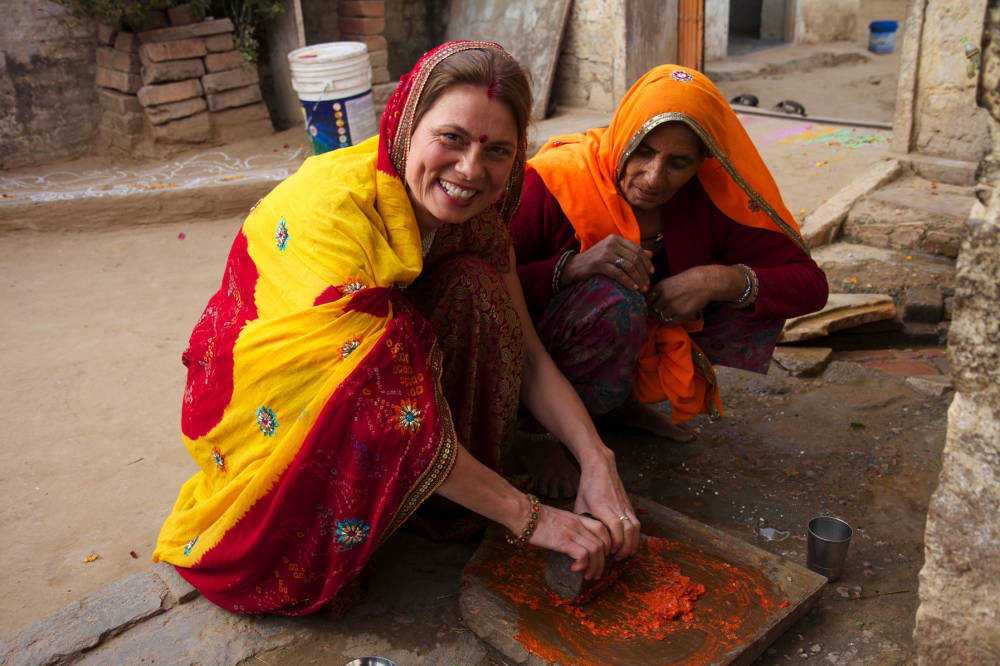 Zur ARTE-Sendung Die kulinarischen Abenteuer der Sarah Wiener in Asien: Indien und Chili 4: Sarah Wiener in Indien bei der Herstellung von Chilipaste © zero one film Foto: ARTE Honorarfreie Verwendung nur im Zusammenhang mit genannter Sendung und bei folgender Nennung "Bild: Sendeanstalt/Copyright". Andere Verwendungen nur nach vorheriger Absprache: ARTE-Bildredaktion, Silke Wlk Tel.: +33 3 881 422 25, E-Mail: bildredaktion@arte.tv