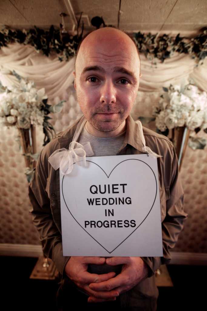 Matteo Caccia presenta in prima tv Il Rumore della Vita di Karl Pilkington su laeffe | Digitale terrestre: Dtti.it