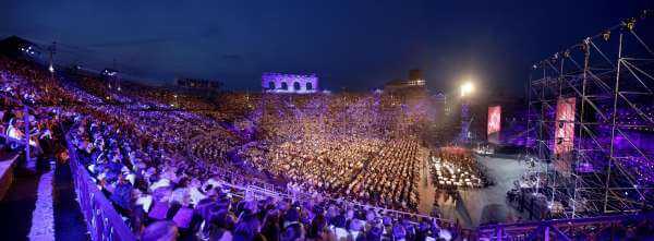 Arena di Verona 2015: lo spettacolo sta per iniziare con Paolo Bonolis e Belen Rodriguez | Digitale terrestre: Dtti.it