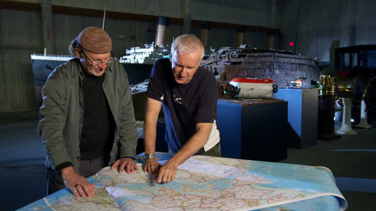 LOS ANGELES - James Cameron and Simcha Jacobovici planning their route (Photo Credit: Associated Producers LTD)