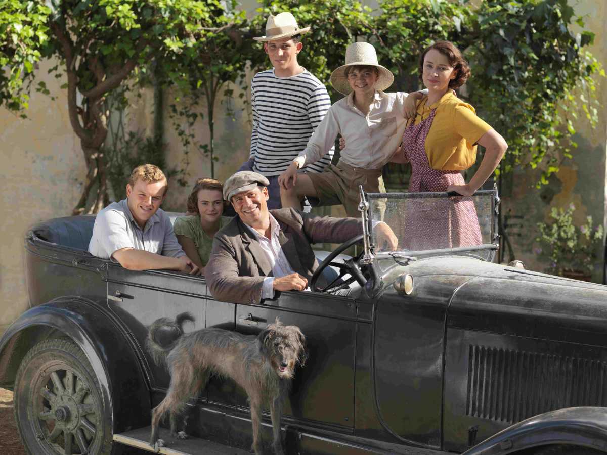 Leslie Durrell (CALLUM WOODHOUSE),   Margo Durrell (DAISY WATERHOUSE), Spiros Halikiopoulous (ALEXIS GEORGOULIS), Lawrence Durrell (JOSH OCONNOR), Gerald Durrell (MILO PARKER) & Louisa Durrell (KEELEY HAWES)