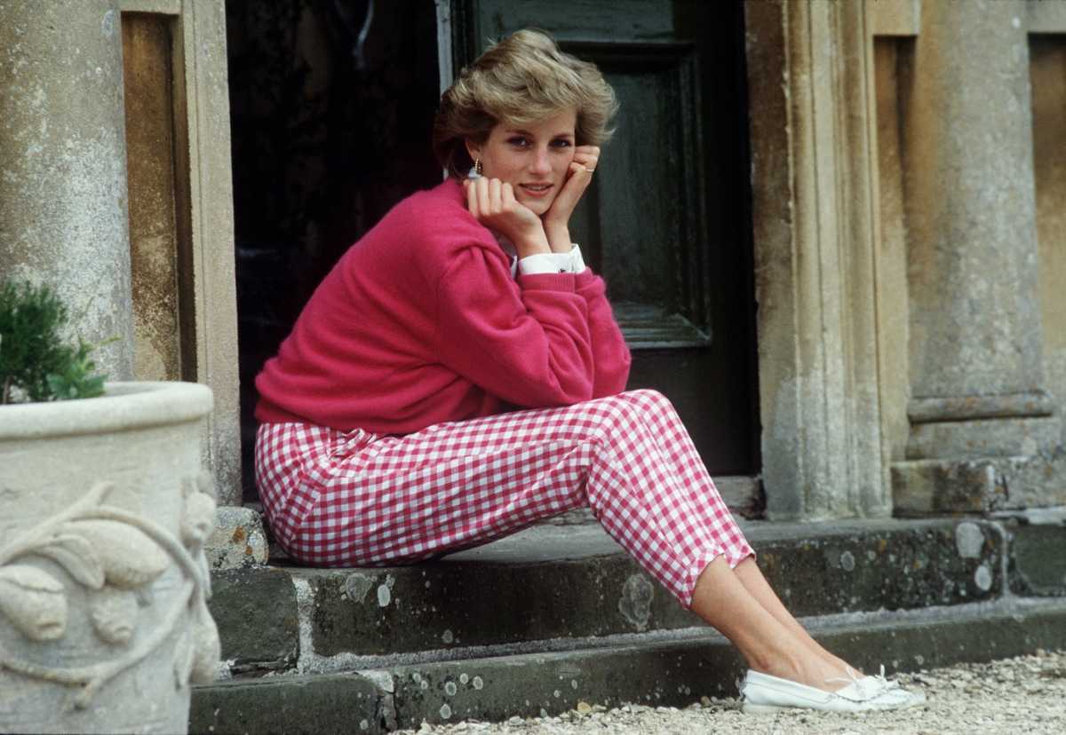TETBURY, UNITED KINGDOM - JULY 18:  Princess Diana Resting Her Head In Her Hands Whilst Sitting On The Steps Of Her Home At Highgrove, Gloucestershire.  (Photo by Tim Graham/Getty Images)