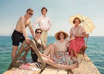 Leslie Durrell (CALLUM WOODHOUSE), Larry Durrell (JOSH O’CONNOR), Gerry Durrell (MILO PARKER), Margo Durrell (DAISY WATERSTONE) & Louisa Durrell (KEELEY HAWES)