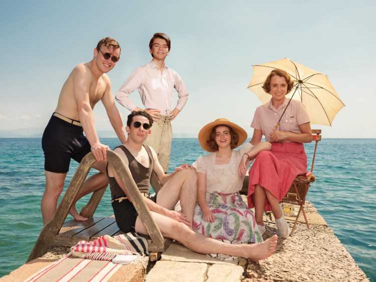 Leslie Durrell (CALLUM WOODHOUSE), Larry Durrell (JOSH O’CONNOR), Gerry Durrell (MILO PARKER), Margo Durrell (DAISY WATERSTONE) & Louisa Durrell (KEELEY HAWES)
