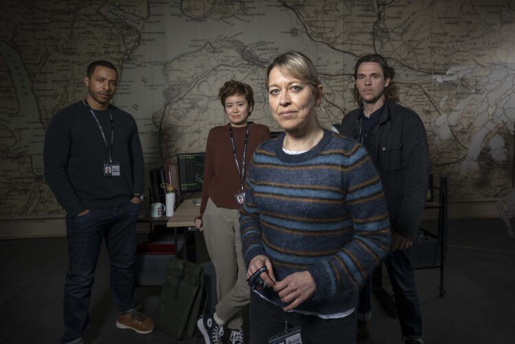 26.03.21 UKTV - Annika Publicity & Production Stills
Block 2 CS D31
04/ 35-Int Police Headquarters desk area
DS Tyrone Clarke ( Ukweli Roach )
DC Blaier Ferguson ( Katie Cheung )
DI Annika Strandhed ( Nicola Walker )
DS Michael McAndrews ( Jamie Sives )
kelly.phelps@UKTV.co.uk
02037 527620
07387 023789